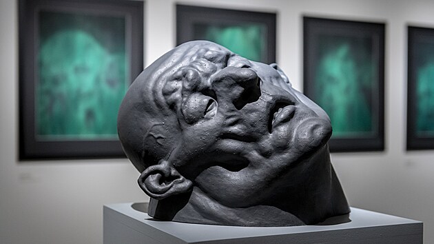 Um�raj�c� Tit�n, glazovan� keramika, 30 x 42 x 38 cm, 2024.