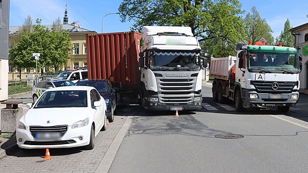 Od tahae se po projet kiovatky odpojil patn pipojen nvs naloen kontejnerem, vsledkem bylo ponien dvou zaparkovanch aut.