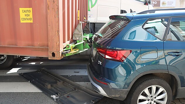 Od tahae se po projet kiovatky odpojil patn pipojen nvs naloen kontejnerem, vsledkem bylo ponien dvou zaparkovanch aut.