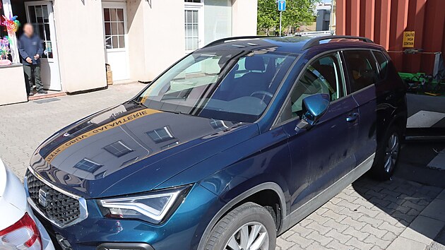 Od tahae se po projet kiovatky odpojil patn pipojen nvs naloen kontejnerem, vsledkem bylo ponien dvou zaparkovanch aut.