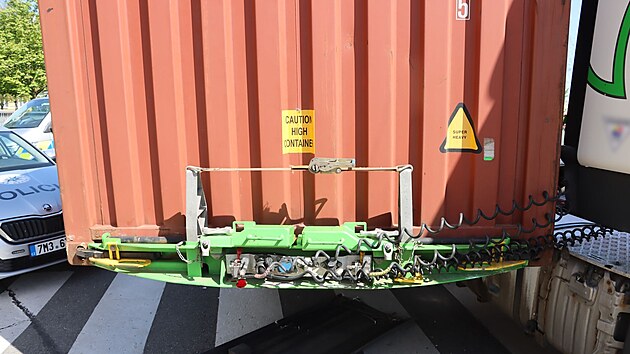 Od tahae se po projet kiovatky odpojil patn pipojen nvs naloen kontejnerem, vsledkem bylo ponien dvou zaparkovanch aut.