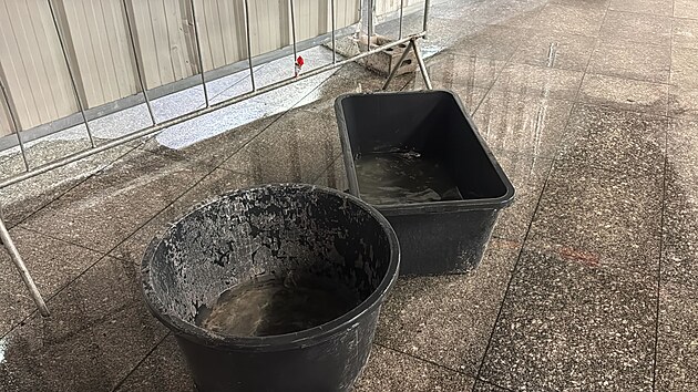 Prsak vody do technologickch st zastavil provoz ve stanici metra Muzeum. (24. dubna 2025)