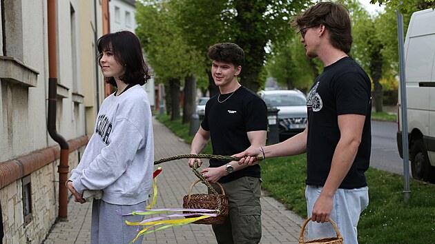 Koledn�ci vyrazili i v Lounech za velikono�n� nad�lkou.(21. Dubna 2025)