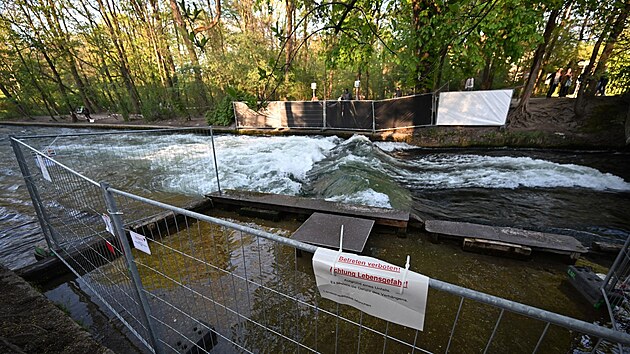Divokou vlnu Eisbachwelle v Mnichov� uzav�eli hasi�i. (19. dubna 2025)
