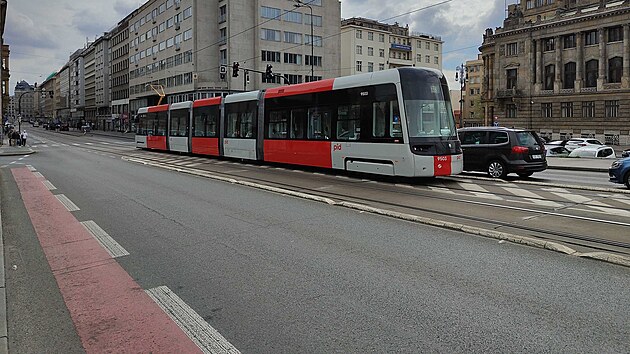 Dopravn podnik pustil o Velikonocch do praskch ulic novou tramvaj. (21. dubna 2025)