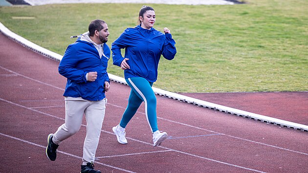 Martin se u� p�ed t��m�s��n�m v�en�m rozhodl, �e sv� sv��ence p�ihl�s� na p�lmaraton, a�koliv jim o tom zprvu ne�ekl. V�echny tr�ninky k tomu od t� doby sm��ovaly.
