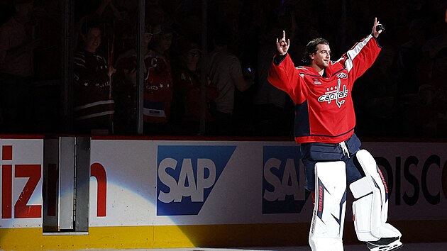 Logan Thompson slav� s fanou�ky Washington Capitals.
