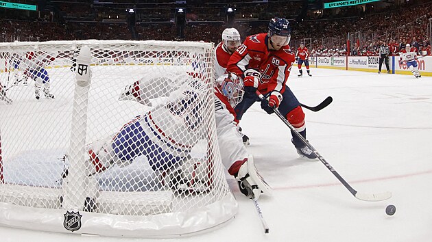 Sam Montembeault (35) v br�n� Montreal Canadiens zasahuje v duelu s Washington Capitals proti Larsi Ellerovi (20).