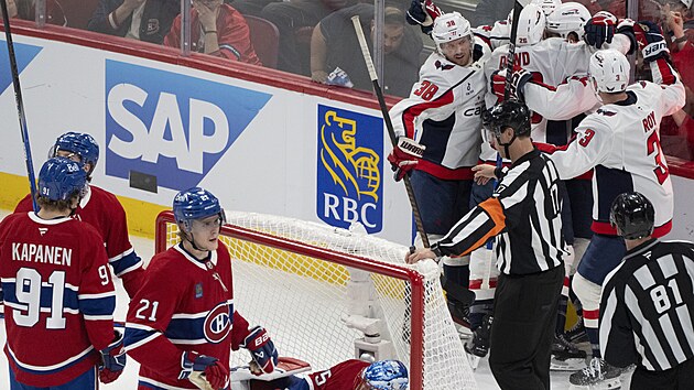 Jakub Dobe z Montreal Canadiens je pekonan, slav hokejist Washington Capitals.