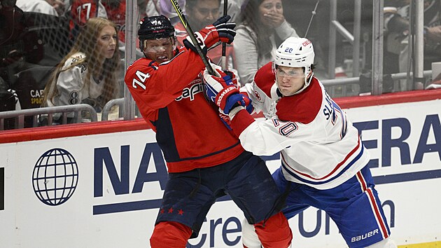 Juraj Slafkovsk (20) z Montreal Canadiens atakuje Johna Carlsona (74) z Washington Capitals.
