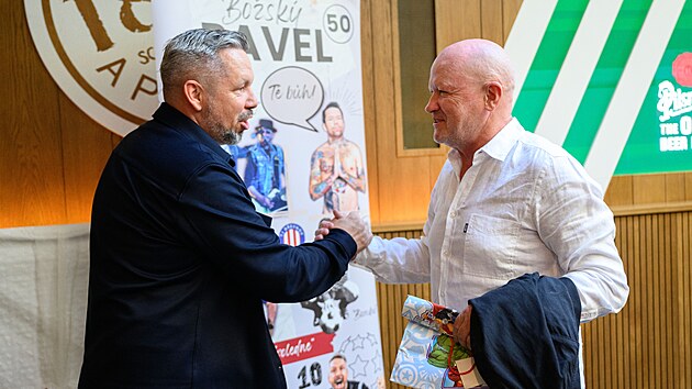 Pavel Horv�th (vlevo) slavil pades�t� narozeniny, blahop�eje mu reprezenta�n� tren�r Ivan Ha�ek.
