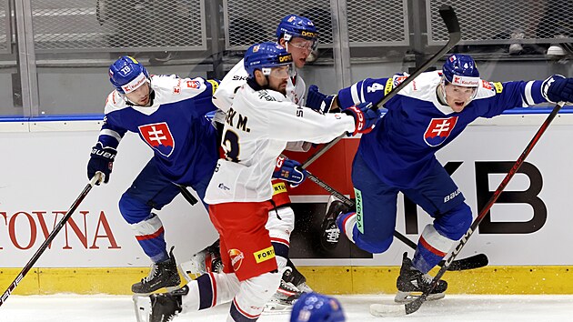 �to�n�ci Pavel Kousal a Michael �pa�ek se dostali mezi slovensk� protihr��e Patrika Hrehor��ka (vlevo) a D�vida Mudr�ka.