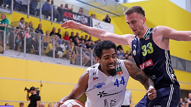 Jacob Evans III. (vlevo) z Olomoucka se tla�í kolem Jakuba Slavíka z Opavy.