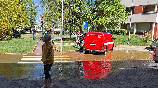 Zaplaven ulice po havrii vodovodu v Hradci Krlov (22.4.2025).