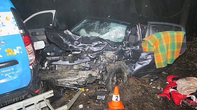 V Petrovick�ch zat��k�ch u Police nad Metuj� �idi� v dod�vce Dacia Dokker v protism�ru naboural v�z Hyundai Getz. (11. �nora 2024)