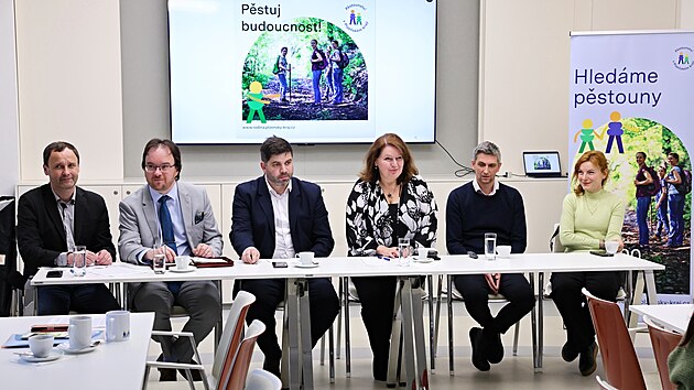 Plzesk kraj zeslil kampa zamenou na podporu nhradn rodinn pe. Clem je nejen zvit poet pstoun, ale tak rozit povdom veejnosti o tto problematice. Ambasadorkou kampan se stala prvn ena v ele Univerzity Karlovy v Praze Milena Krlkov (vlevo).