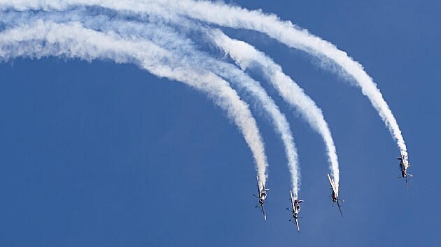 Leteck show se v Plasch na Plzesku uskutenila letos ji po jednadvact. Strhujc podvan v podn Flying Bulls Aerobatics Teamu. (26. dubna 2025)