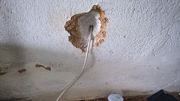 Bezdomovci v Plzni si pivlastnili gare a uzpsobili si je k obrazu svmu. Krom toho, e jednotliv kje probourali, jet se napojili na elektinu.