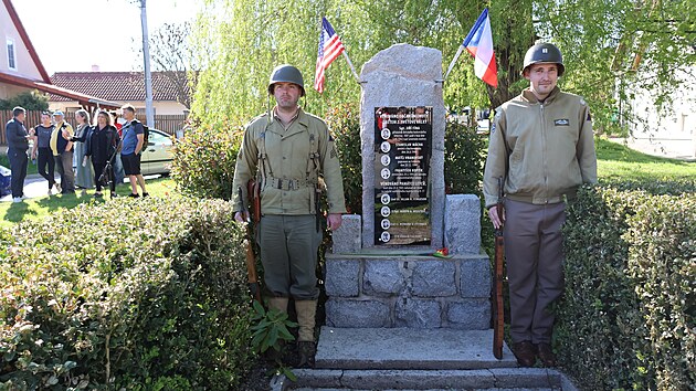 Ve Lhot odhalili novou desku se jmny americkch vojk, kte zemeli 25. dubna 1945 na palub sestelenho bombardru B-17. Desku dopluj jmna eskch oban Lhoty, obt 2. svtov vlky. (27. dubna 2025)