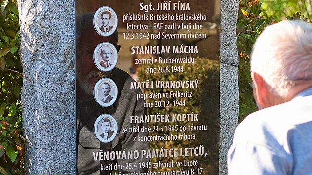 Ve Lhot odhalili novou desku se jmny americkch vojk, kte zemeli 25. dubna 1945 na palub sestelenho bombardru B-17. Desku dopluj jmna eskch oban Lhoty, obt 2. svtov vlky. (27. dubna 2025)