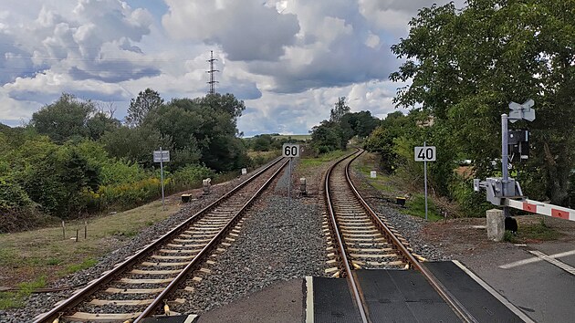 Rozdvojen� trat� za stanic� Kralupy nad Vltavou p�edm�st�. Koleje vlevo vedou do Slan�ho, koleje vpravo do Velvar.