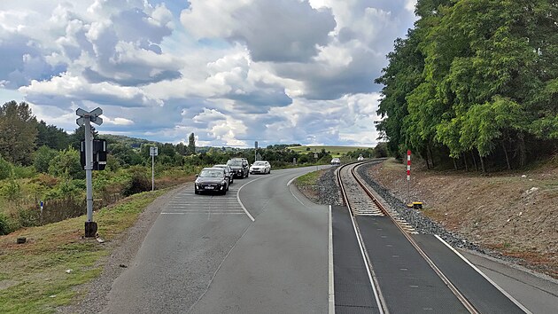 Tra� do Velvar n�kolikr�t k��� silnici II/240. Nebezpe�n�m situac�m na p�ejezdech by mohla pomoci �adu let chystan� p�elo�ka dr�hy.