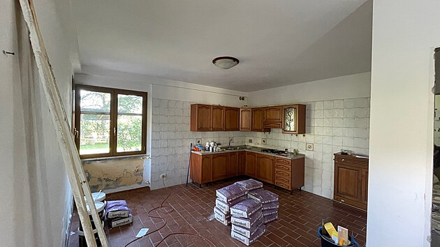  Ob�vac� pokoj s kuchyn� apartm�nu v p��zem� p�ed renovac�. 