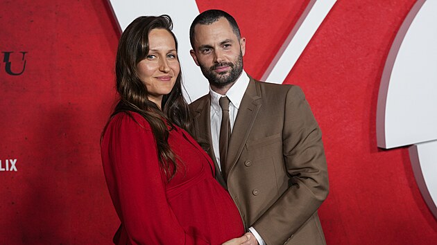 Domino Kirke a Penn Badgley v New Yorku (23. dubna 2025)