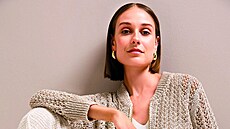 Kombinace béové, krémové a bílé vyzní jemn a sofistikovan, vzduný kardigan...