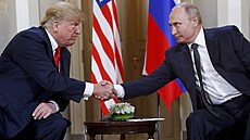 Americký prezident Donald Trump a ruský prezident Vladimir Putin pi setkání v...
