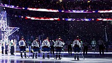 Hrá�i Colorada zleva Martin Ne�as, Artturi Lehkone n, Nathan MacKinnon, Cale...