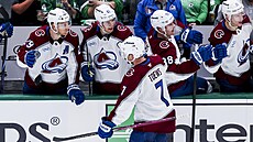 Devon Toews z Colorada oslavuje se spoluhrá�i sv�j gól proti Dallasu.