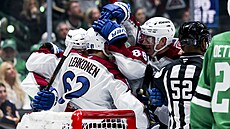 Artturi Lehkonen oslavuje gól se spoluhrá�i z Colorada.