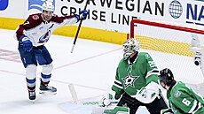 Devon Toews se raduje,práv� p�ekonal Jakea Oettingera v brance Dallasu.