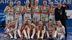 Basketbalistky KP TANY Brno ukazují bronzové medaile.