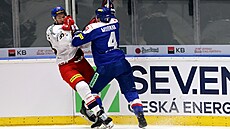 Slovenský obránce Dávid Mudrák vrá�í do Daniela Kurovského.
