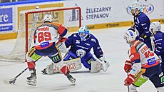 Jan Mandát z Pardubic překonává Michala Postavu v brance Brna.