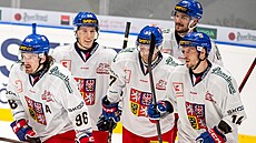 Spokojení �e�tí hokejisté v p�íprav� proti Slovensku. Zleva Daniel Vo�enílek,...