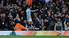 Bernardo Silva oslavuje sv�j gól s fanou�ky Manchesteru City.