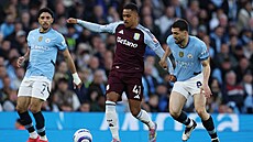 U mí�e Jacob Ramsey z Aston Villy, napadá ho Mateo Kova�i� z Manchesteru City.