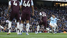 Bernardo Silva (vpravo) dává branku Manchesteru City v utkání s Aston Villou.