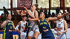 Tlo na tlo bojují o mí Laura Juskaite z abin Brno a Brionna Jonesová z USK...