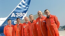 Posádka nejvtího dopravního letadla svta Airbus A380, které 27. dubna v...