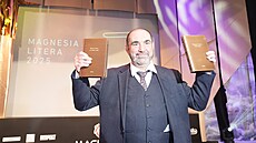 Miroslav Hlau�o se dv�mi cenami Magnesia Litera, které získal za sv�j debut...