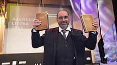 Miroslav Hlau�o se dv�mi cenami Magnesia Litera, které získal za sv�j debut...