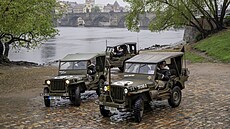 Konvoj zhruba desítky historických armádních vozidel v pátek v centru Prahy...