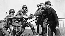 Setkání amerických a sov�tských voják� v Torgau (25. dubna 1945)