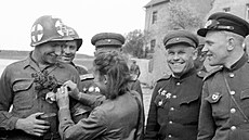 Setkání amerických a sov�tských voják� v Torgau (25. dubna 1945)
