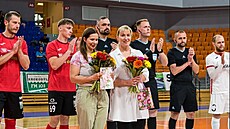 P�ed zápasem futsalist� Helasu Brno a Chrudimi p�evzaly zdravotnice kv�tiny a...