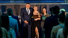Na galave�eru �eského futsalu p�evzaly (zleva) Lenka �ub�íková a Tereza Bo�ecká...